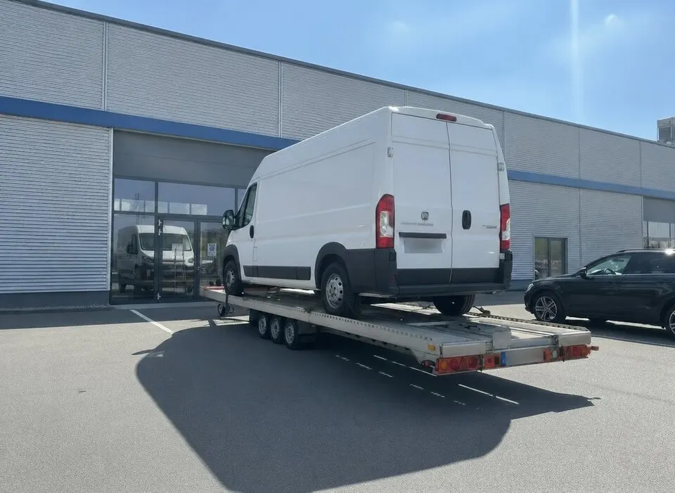 Fitzel-XXL-Autotransportanhänger mit einem Transporter als Ladung