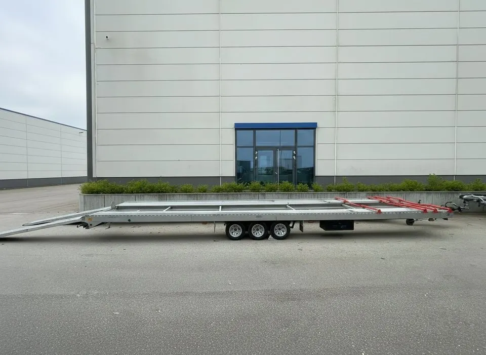 Langer Fitzel-Autotransportanhänger in der Seitenansicht
