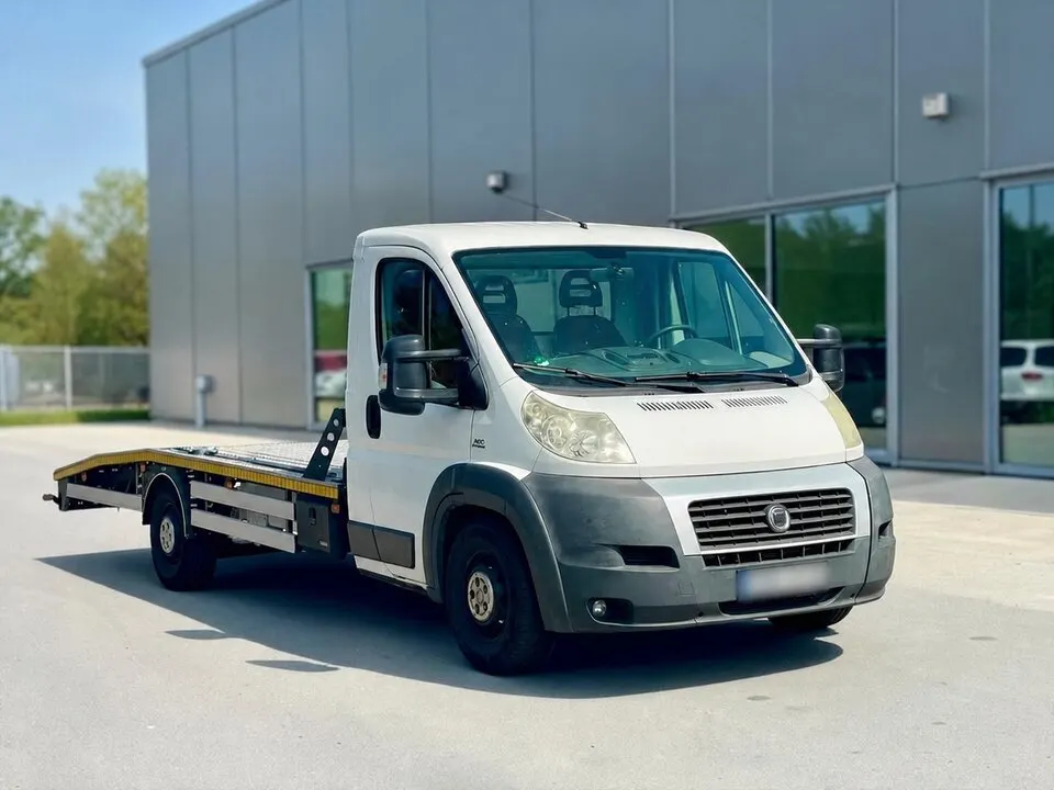 Weißer Autotransporter schräg von vorne