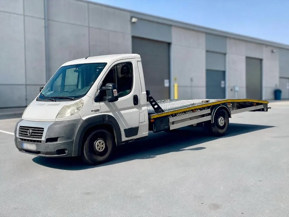 Autotransporter mit abgesenkter Ladefläche in der Seitenansicht