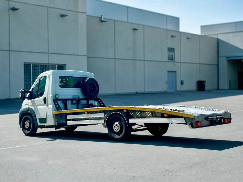 Autotransporter mit flacher Ladefläche von der rechten Seite